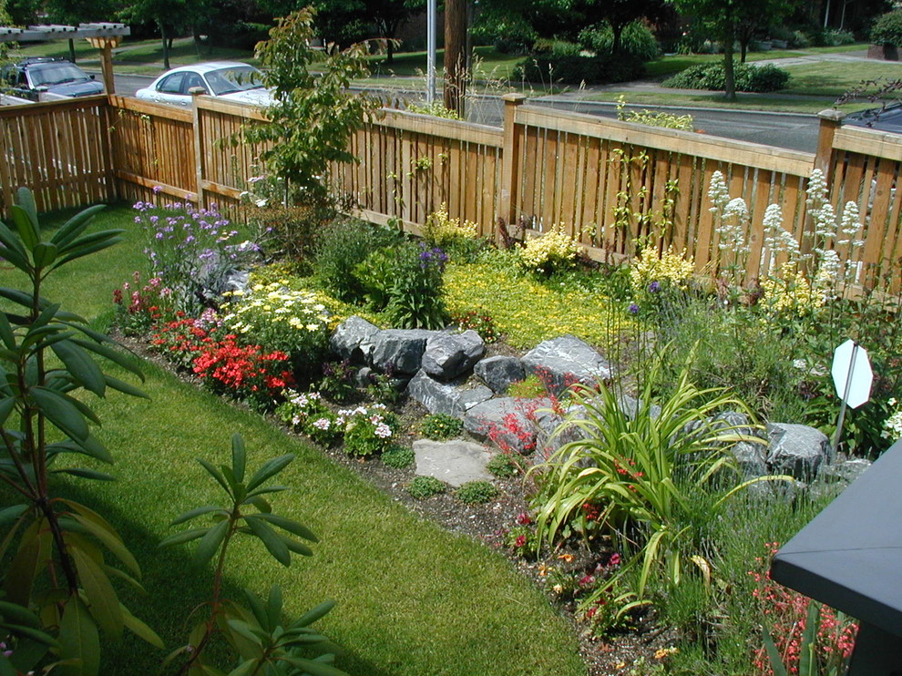 Design ideas for a small asian partial sun front yard concrete paver landscaping in Seattle for winter.