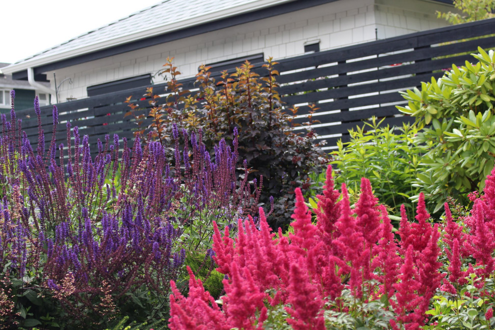 Mittelgroßer Rustikaler Vorgarten im Sommer mit Blumenbeet, direkter Sonneneinstrahlung und Flusssteinen in Vancouver