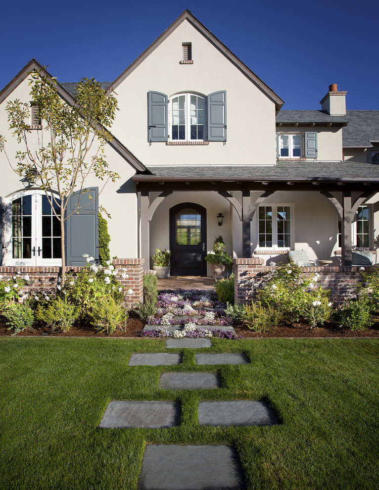 Photo of a traditional front yard landscaping in Phoenix.
