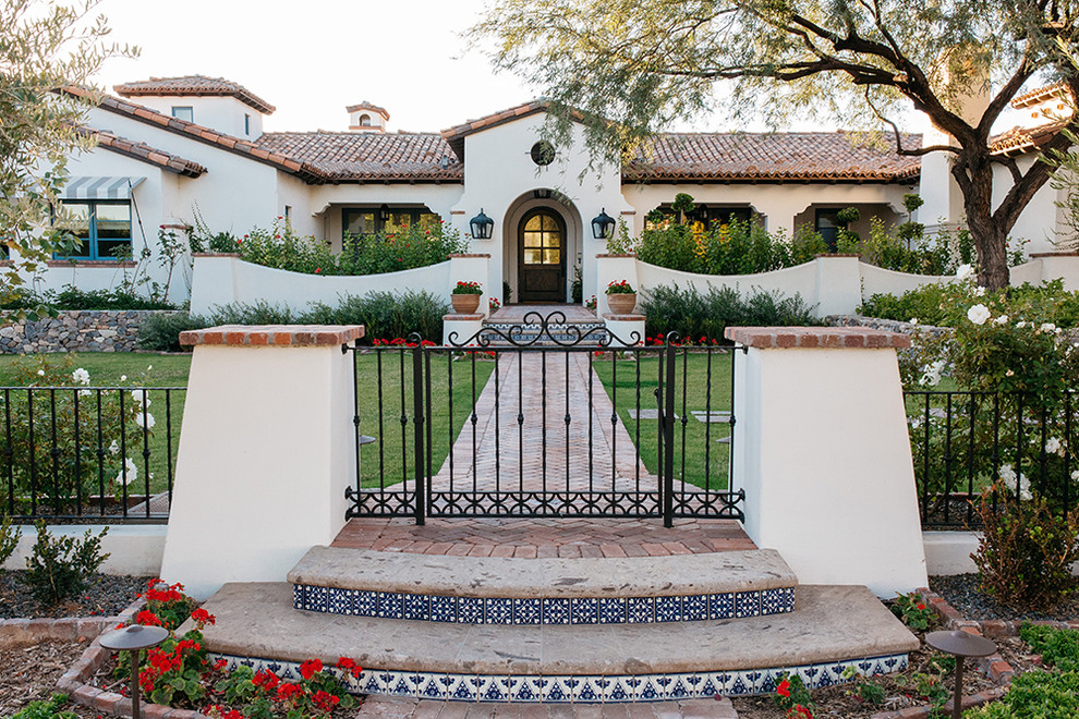フェニックスにあるラグジュアリーな巨大なトラディショナルスタイルのおしゃれな庭 (レンガ敷き、庭への小道) の写真