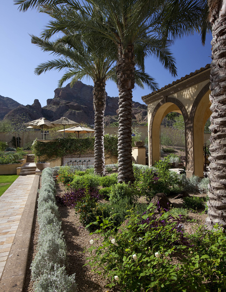 Свежая идея для дизайна: участок и сад на боковом дворе в средиземноморском стиле - отличное фото интерьера