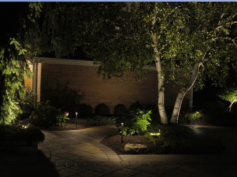На фото: регулярный сад среднего размера на переднем дворе в классическом стиле с садовой дорожкой или калиткой и покрытием из каменной брусчатки с