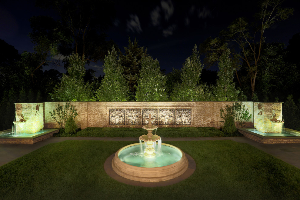 Klassischer Garten hinter dem Haus mit Wasserspiel in Chicago