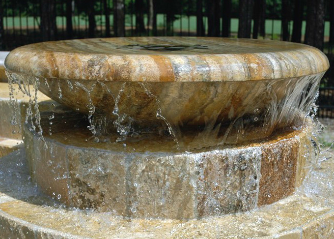 Пример оригинального дизайна: садовый фонтан на заднем дворе в стиле неоклассика (современная классика) с полуденной тенью и покрытием из каменной брусчатки