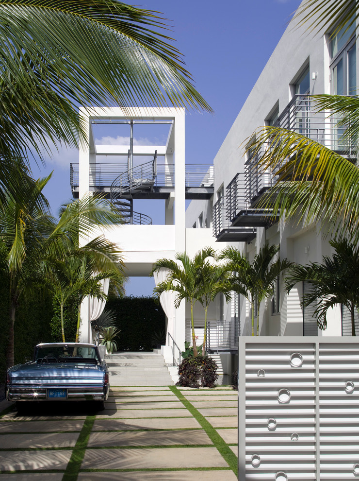 Moderner Vorgarten mit Auffahrt und Betonboden in Miami