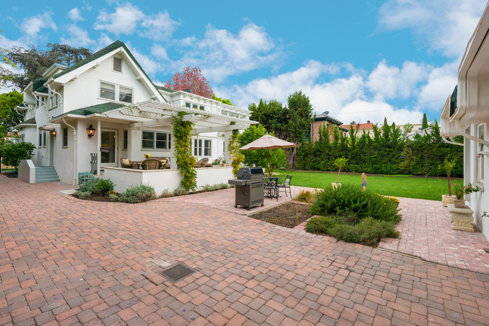 Inspiration for a large traditional front driveway full sun garden in Los Angeles with concrete paving.