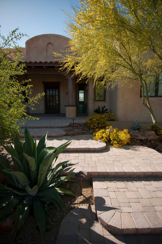 Esempio di un giardino xeriscape american style esposto a mezz'ombra di medie dimensioni e davanti casa con pavimentazioni in mattoni