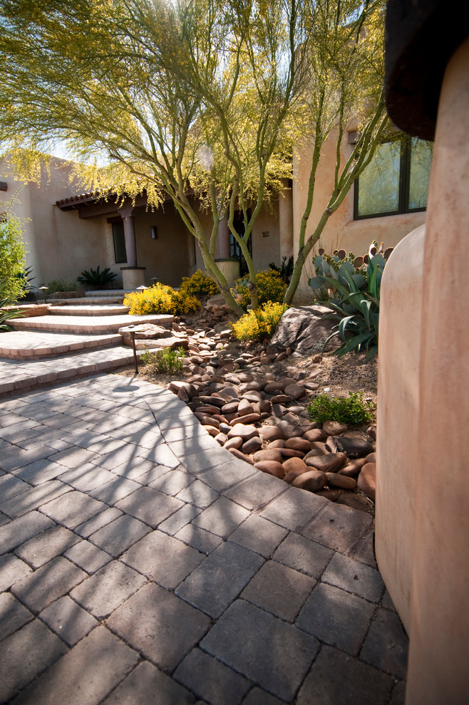 Idee per un giardino xeriscape stile americano esposto a mezz'ombra di medie dimensioni e davanti casa con pavimentazioni in mattoni