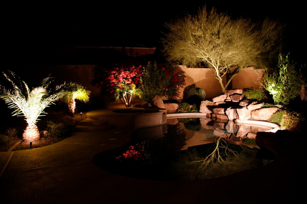 Ejemplo de jardín tradicional renovado de tamaño medio en primavera en patio trasero con adoquines de piedra natural