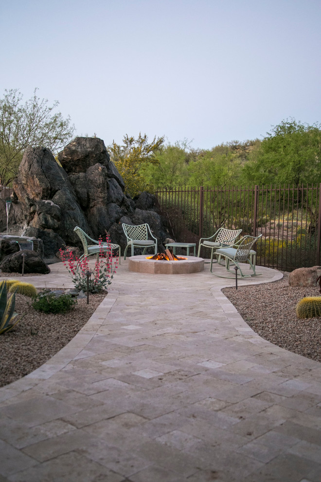 Modelo de jardín de secano de estilo americano grande en patio trasero con brasero y adoquines de hormigón