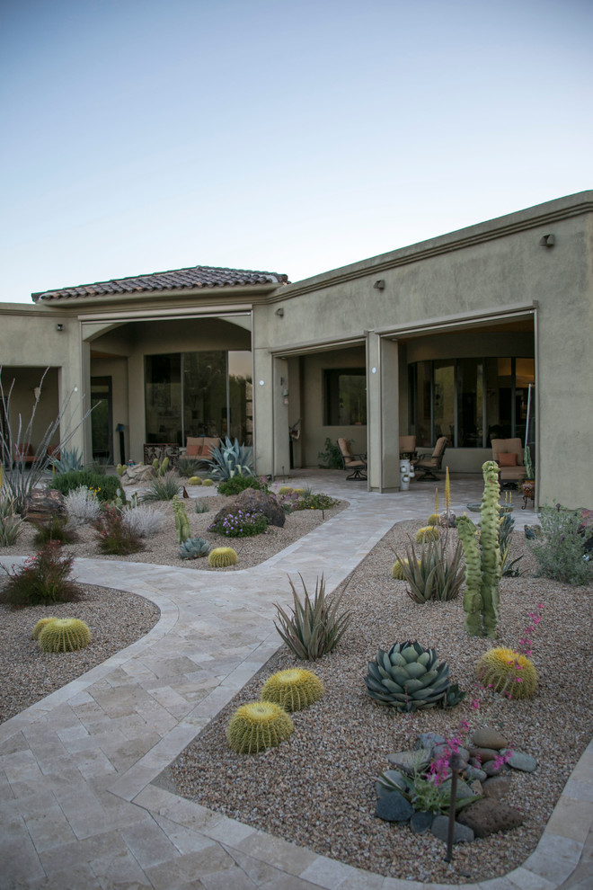 Imagen de jardín de secano de estilo americano grande en patio trasero con adoquines de hormigón