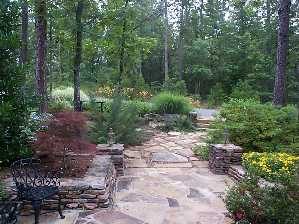 Immagine di un grande giardino stile rurale esposto in pieno sole davanti casa in estate con pavimentazioni in pietra naturale