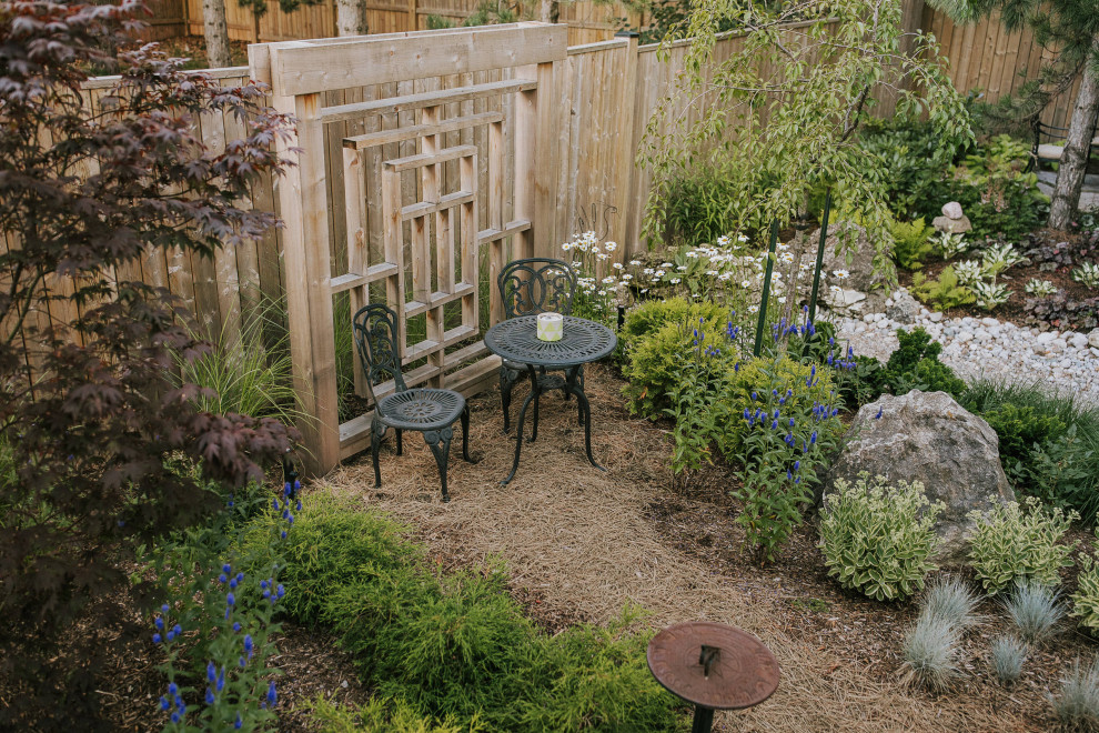 Inspiration pour un jardin à la française arrière traditionnel de taille moyenne avec des solutions pour vis-à-vis et une exposition ombragée.