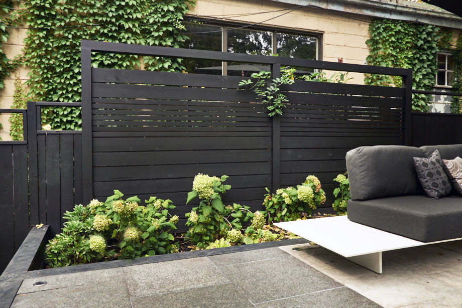 Идея дизайна: весенний регулярный сад среднего размера на заднем дворе в стиле ретро с дорожками и полуденной тенью