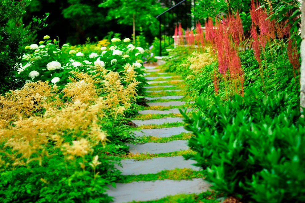 Idee per un giardino tradizionale con pavimentazioni in pietra naturale