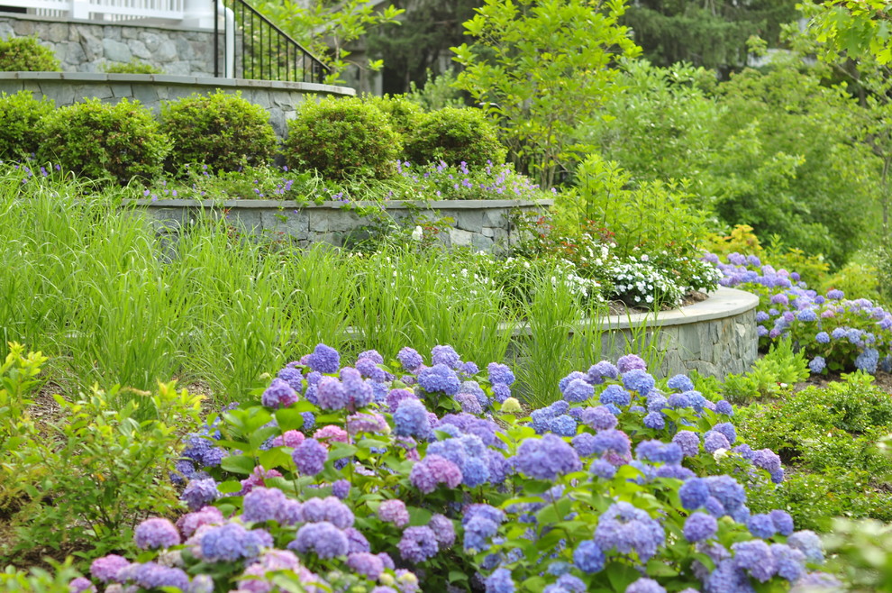 Стильный дизайн: участок и сад на склоне в классическом стиле - последний тренд