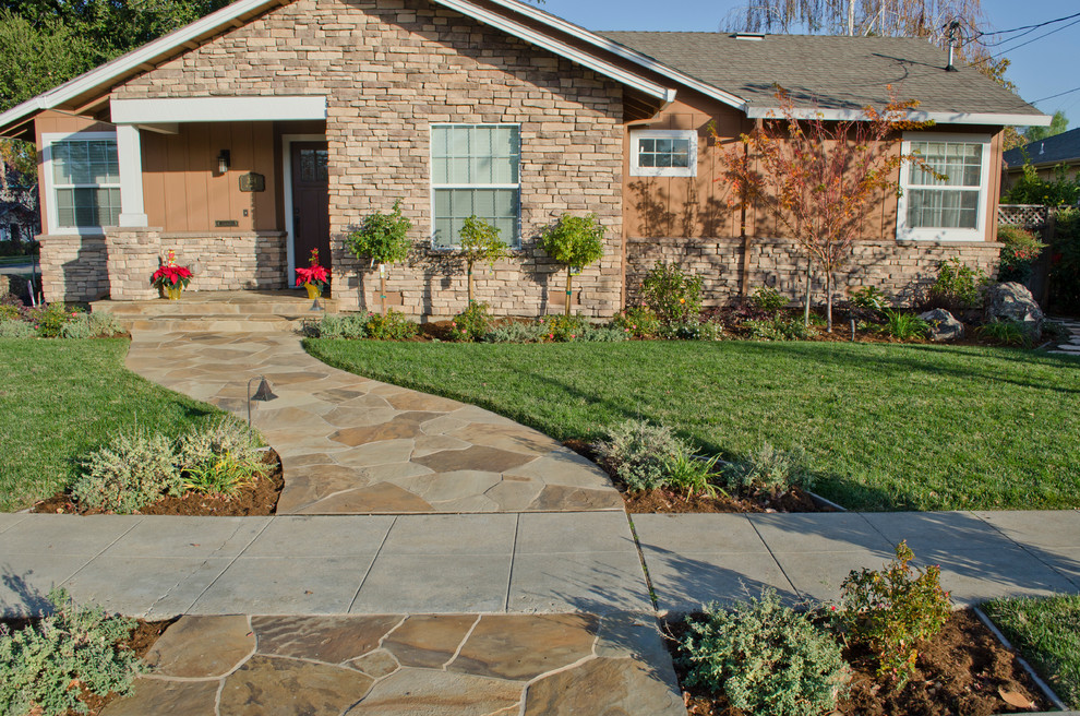 На фото: участок и сад среднего размера на переднем дворе в современном стиле с садовой дорожкой или калиткой, полуденной тенью и покрытием из каменной брусчатки