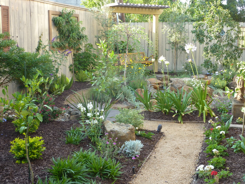 Idéer för att renovera en mellanstor vintage bakgård på sommaren, med granitkomposit och en trädgårdsgång