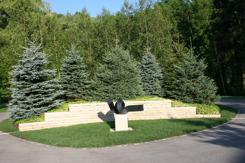 Photo of a contemporary landscaping in Milwaukee.