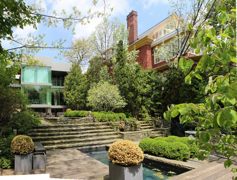 Geometrischer, Halbschattiger Klassischer Garten im Sommer, hinter dem Haus mit Natursteinplatten in Toronto