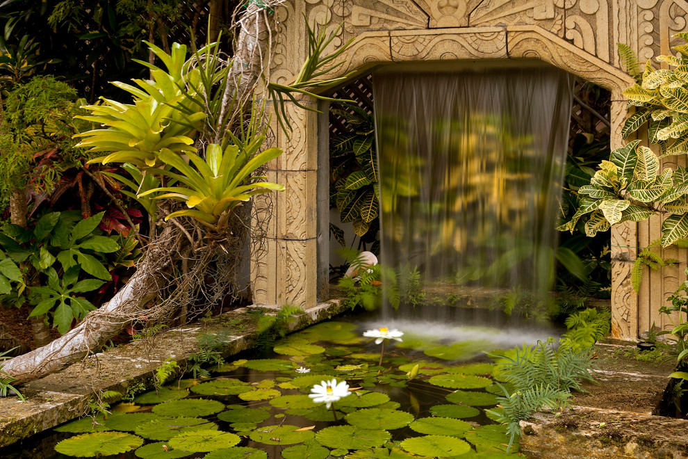 Idée de décoration pour un petit jardin sur cour ethnique avec un point d'eau, une exposition partiellement ombragée et des pavés en pierre naturelle.