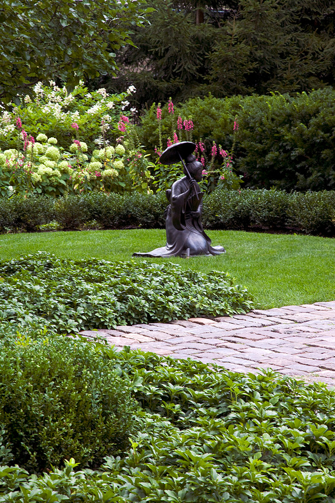 シカゴにある高級な中くらいなトラディショナルスタイルのおしゃれな庭 (庭への小道、日向、レンガ敷き) の写真