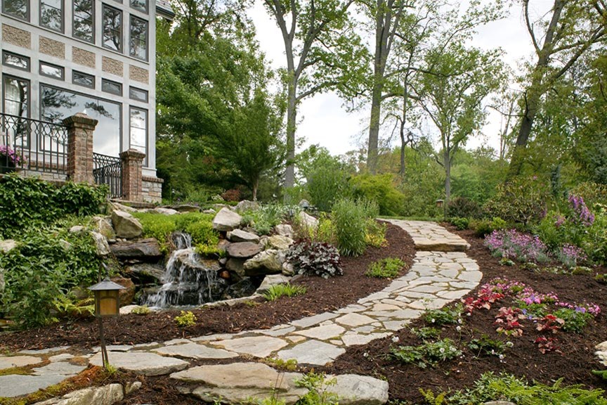 Idee per un grande giardino stile americano esposto a mezz'ombra in primavera con un ingresso o sentiero, un pendio, una collina o una riva e pavimentazioni in pietra naturale