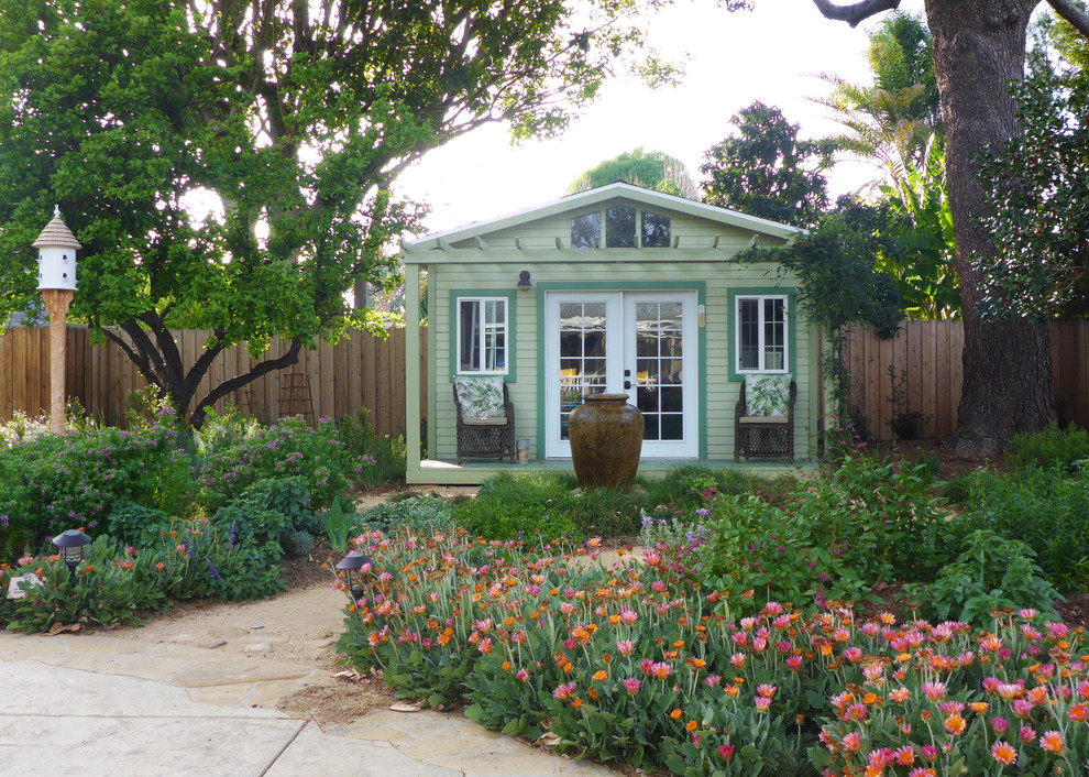 Свежая идея для дизайна: большой весенний регулярный сад на заднем дворе в классическом стиле с садовой дорожкой или калиткой, полуденной тенью и мульчированием - отличное фото интерьера