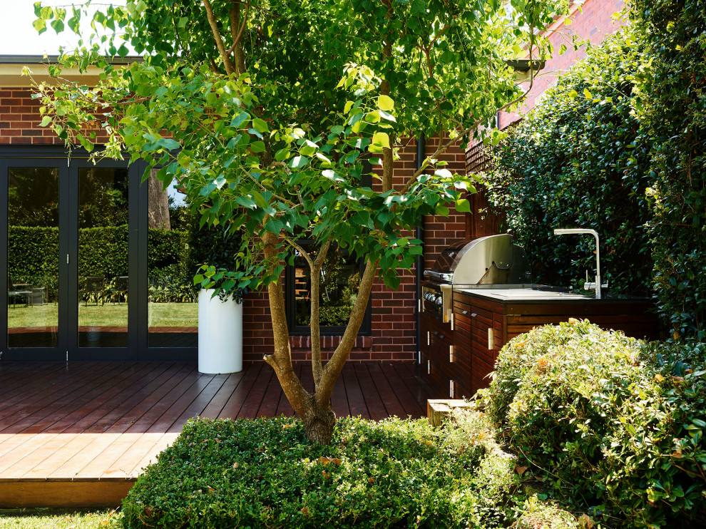 Design ideas for a large contemporary back formal garden in Sydney.