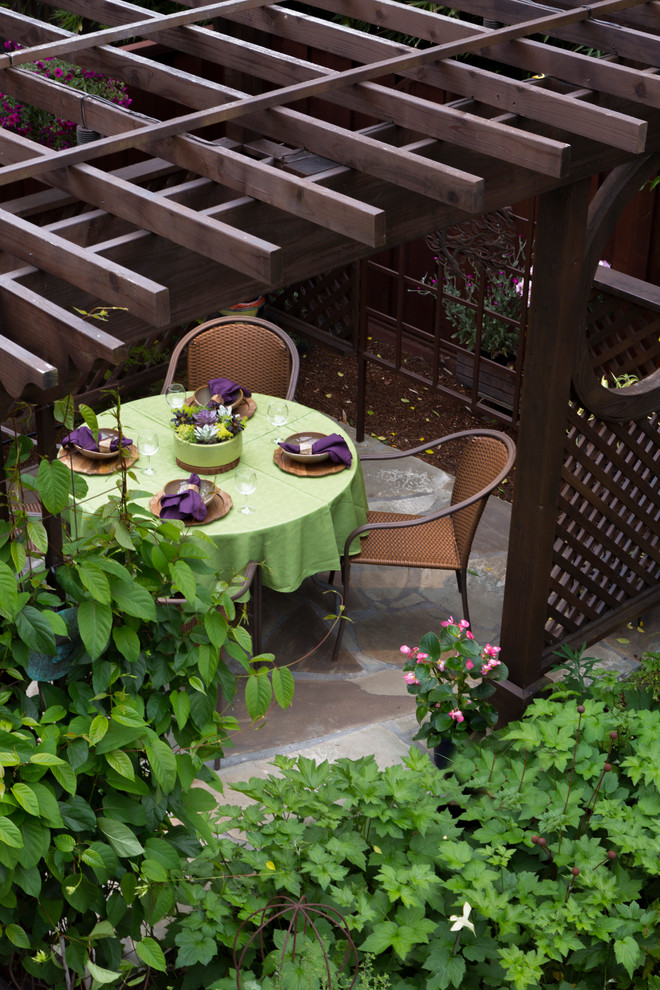 Idée de décoration pour un jardin arrière asiatique de taille moyenne et au printemps avec une exposition ensoleillée et des pavés en pierre naturelle.