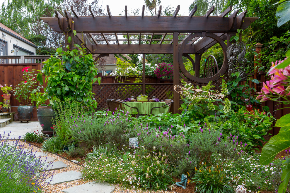 Cette photo montre un jardin arrière asiatique de taille moyenne et au printemps avec une exposition ensoleillée et des pavés en pierre naturelle.