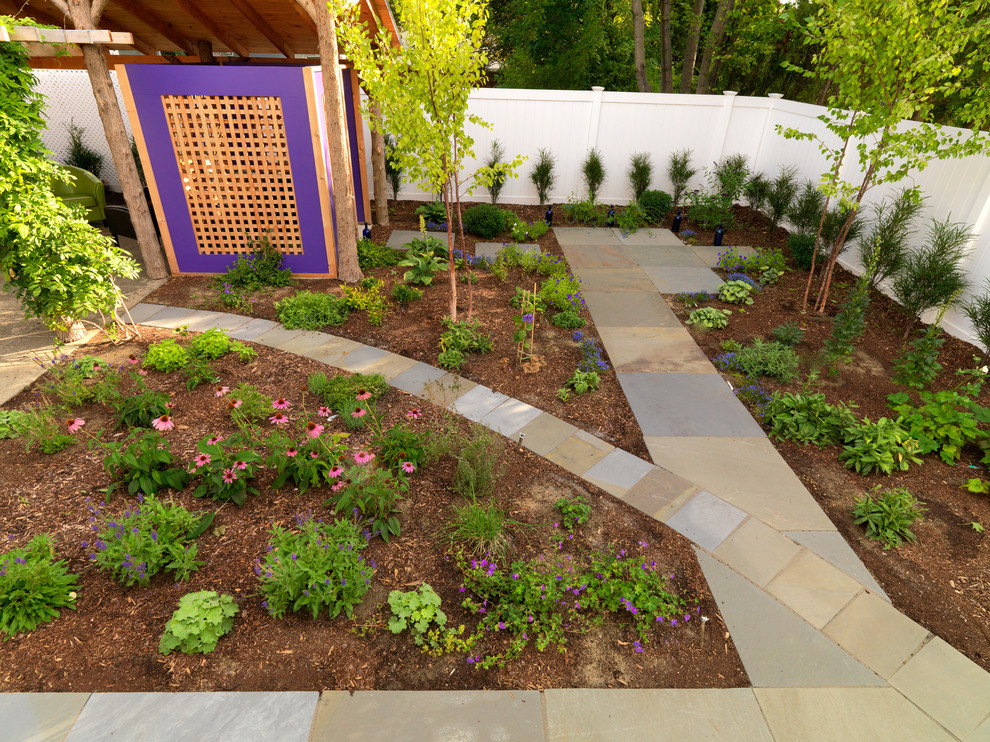 Immagine di un giardino formale eclettico esposto in pieno sole dietro casa con un ingresso o sentiero e pavimentazioni in pietra naturale