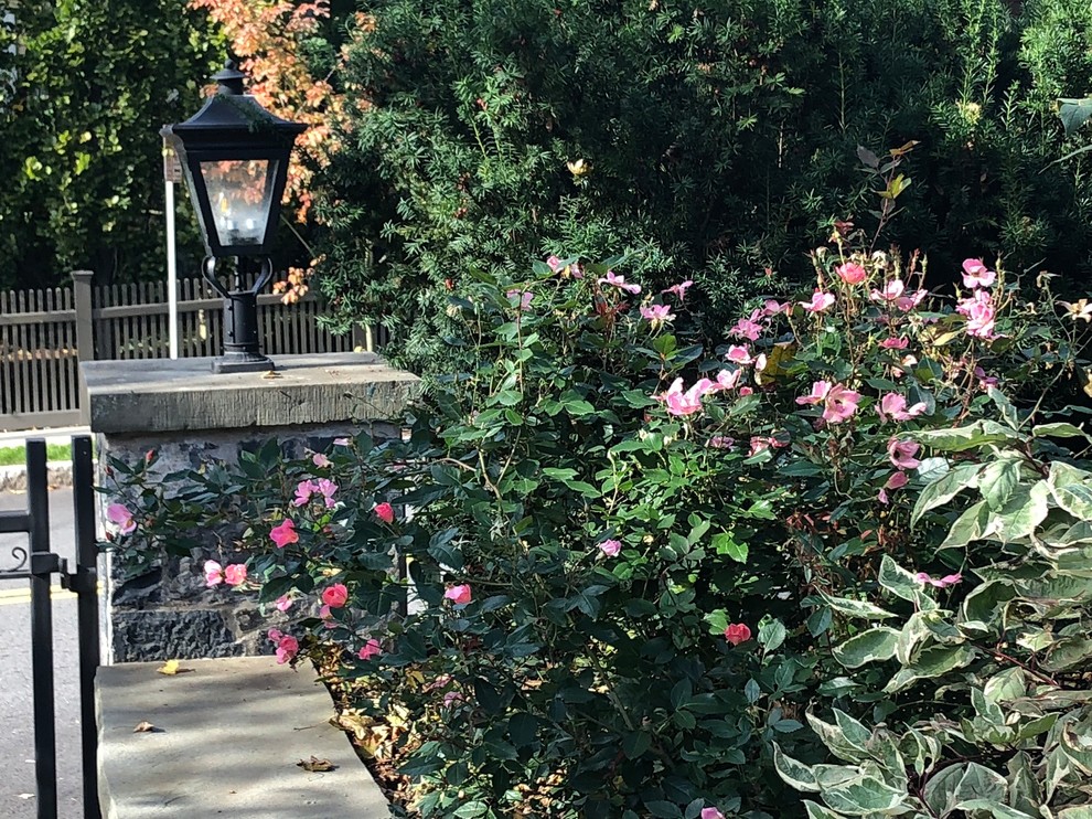 Großer Klassischer Gartenweg mit Natursteinplatten in Boston