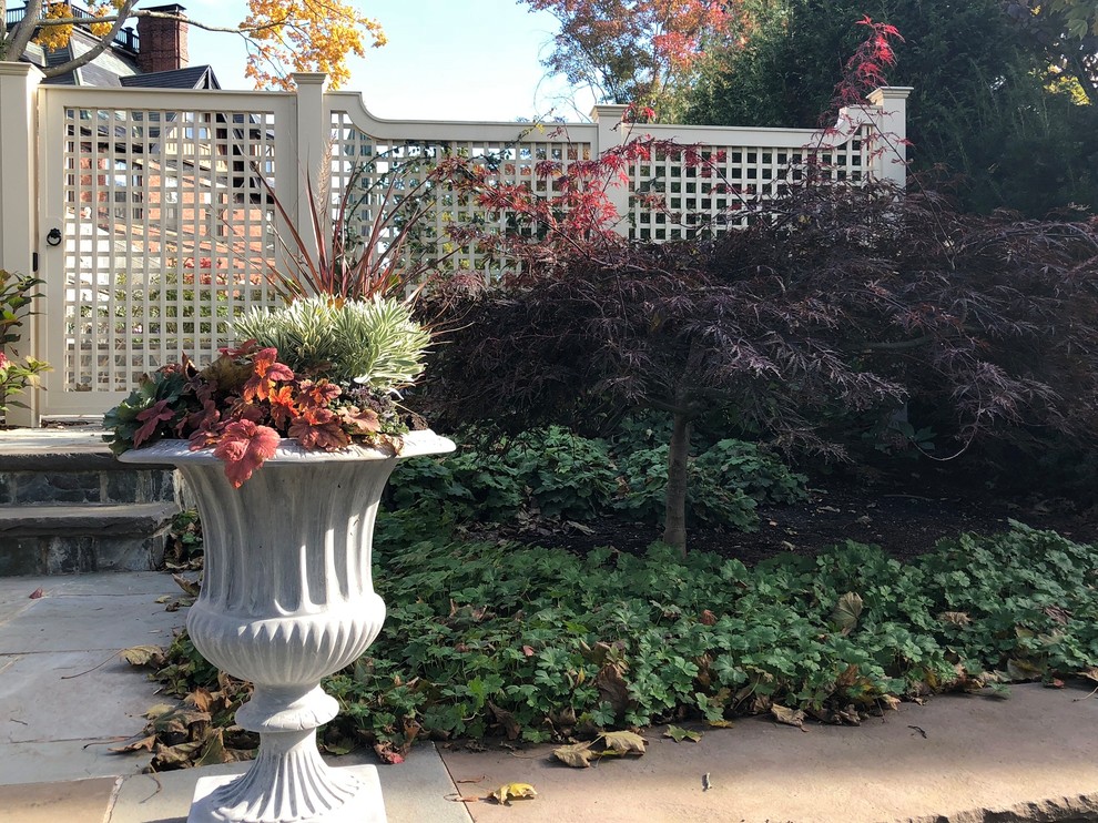 ボストンにあるラグジュアリーな広いトラディショナルスタイルのおしゃれな庭 (天然石敷き) の写真