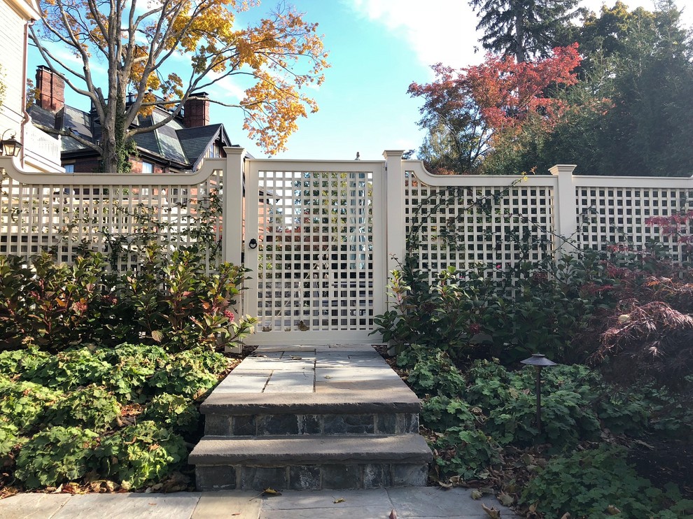 Großer Klassischer Garten mit Natursteinplatten in Boston