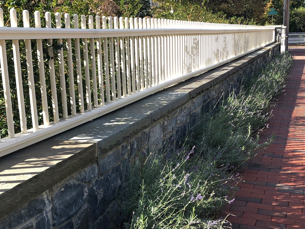 ボストンにあるラグジュアリーな広いトランジショナルスタイルのおしゃれな庭 (天然石敷き) の写真