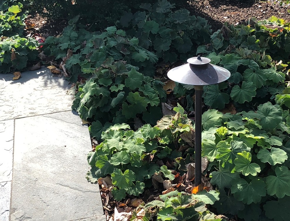 Großer Klassischer Gartenweg mit Natursteinplatten in Boston