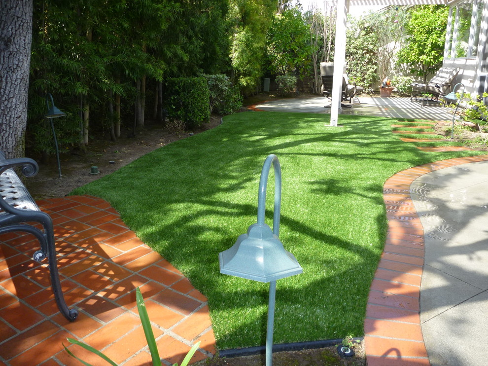 Пример оригинального дизайна: засухоустойчивый сад на заднем дворе в классическом стиле