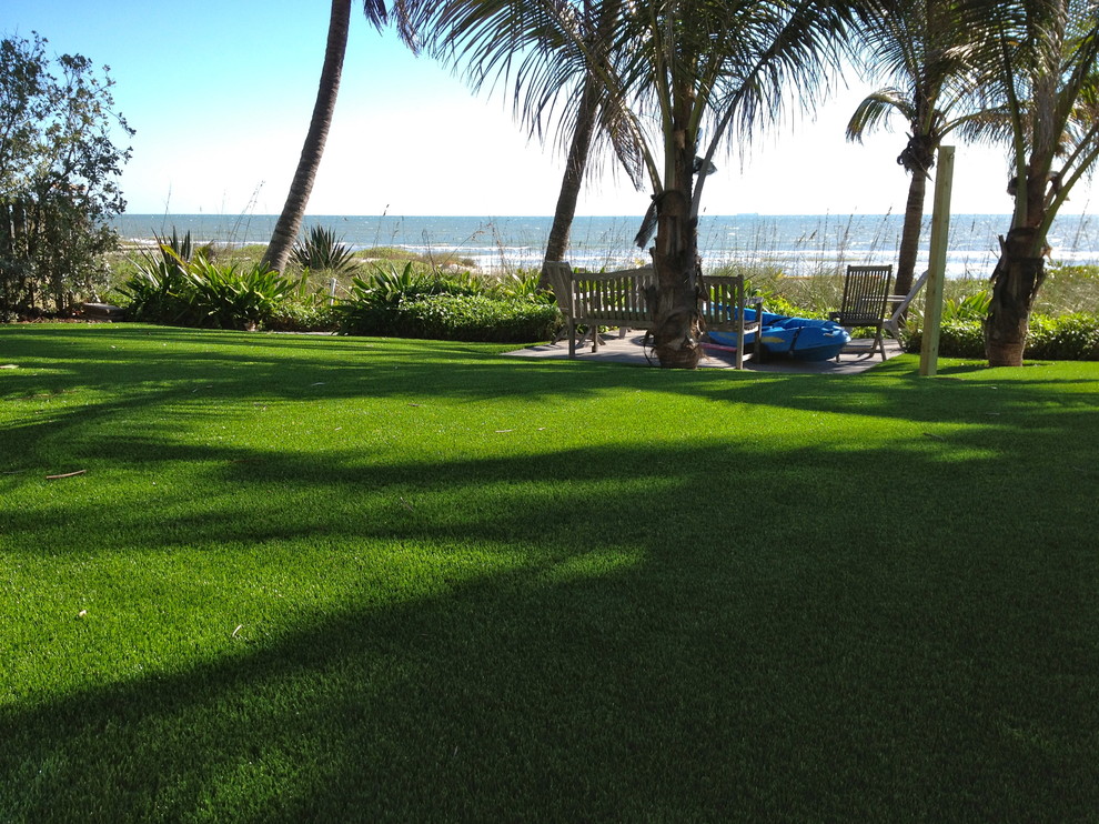 Photo of a traditional landscaping in Miami.