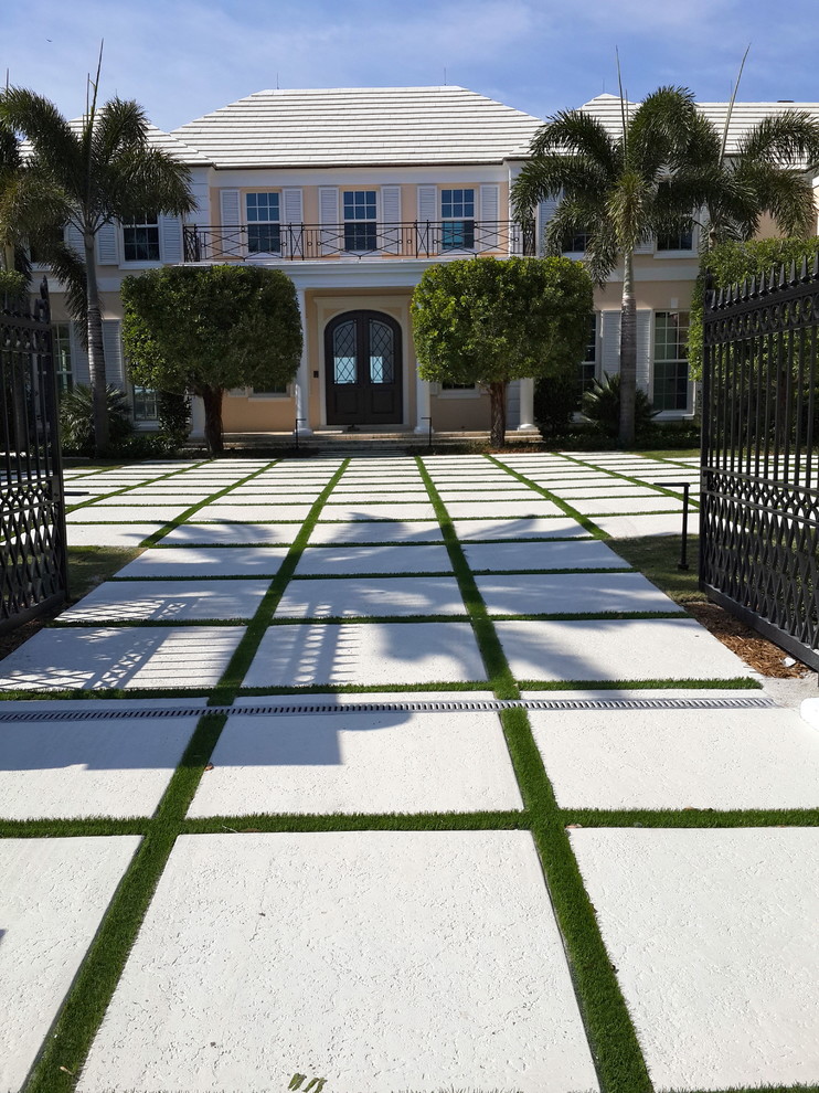 Großer Klassischer Gartenweg hinter dem Haus mit direkter Sonneneinstrahlung und Natursteinplatten in Miami