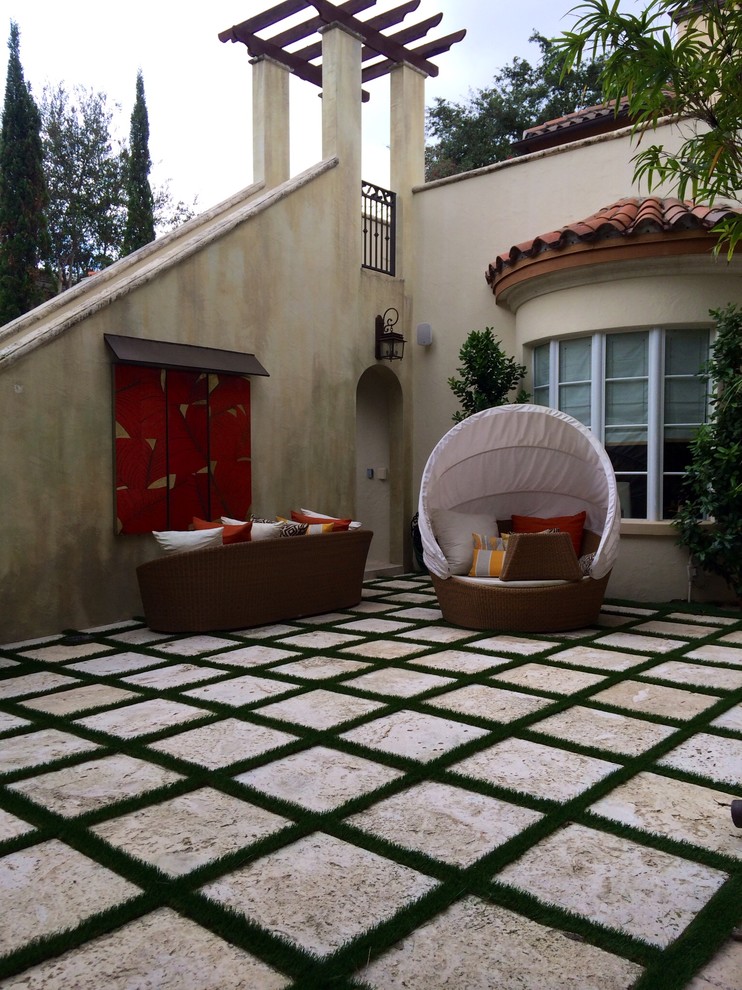 Réalisation d'un grand aménagement d'entrée ou allée de jardin arrière minimaliste l'été avec une exposition partiellement ombragée et des pavés en pierre naturelle.