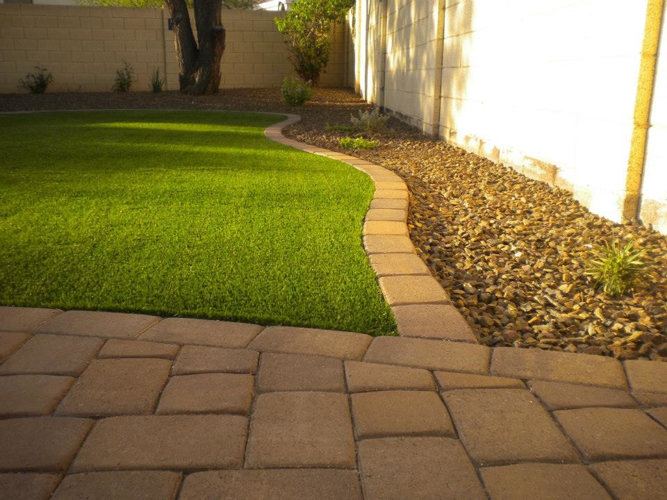 Kleiner Uriger Garten im Herbst, hinter dem Haus mit Sportplatz, direkter Sonneneinstrahlung und Betonboden in Phoenix