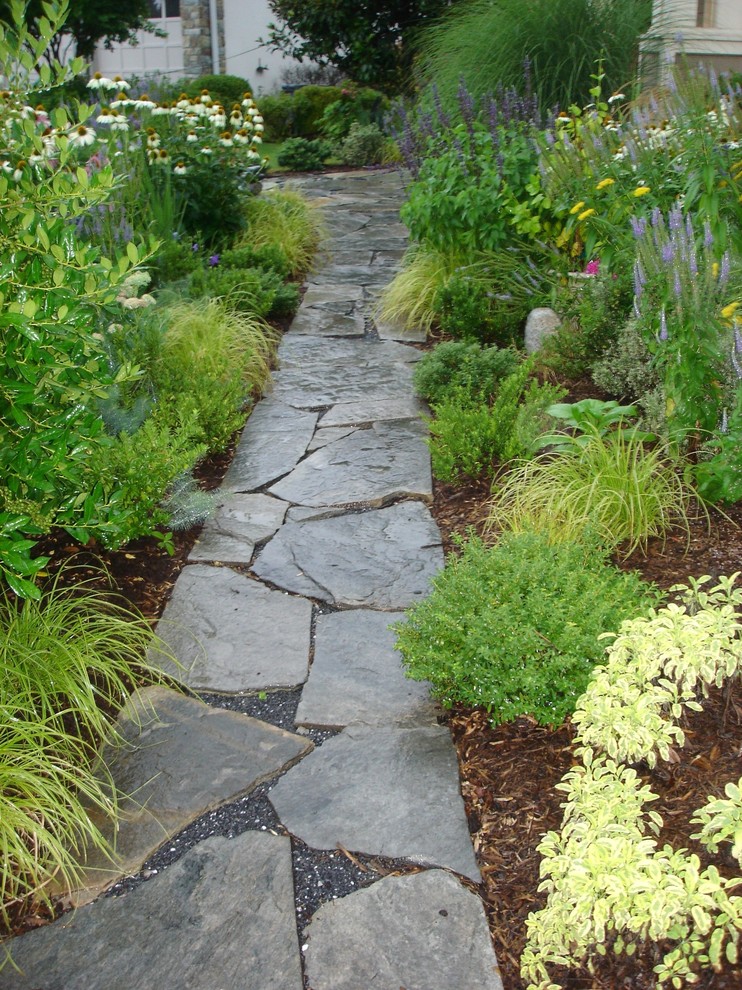 Exemple d'un jardin avant craftsman de taille moyenne avec une exposition ensoleillée et des pavés en pierre naturelle.