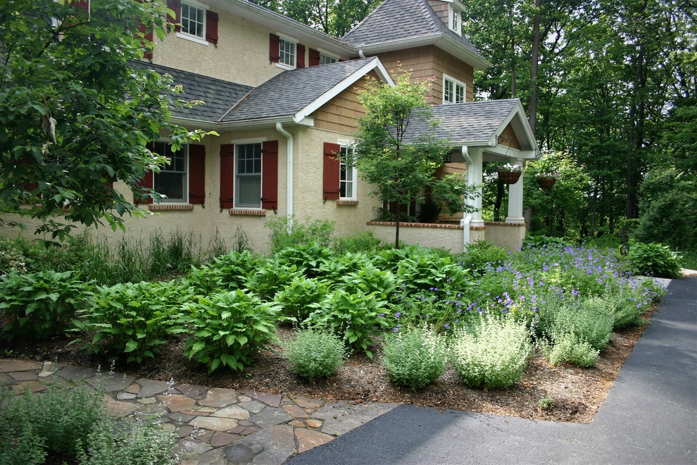 Пример оригинального дизайна: маленький весенний участок и сад на переднем дворе с подъездной дорогой, садовой дорожкой или калиткой, полуденной тенью и покрытием из каменной брусчатки для на участке и в саду