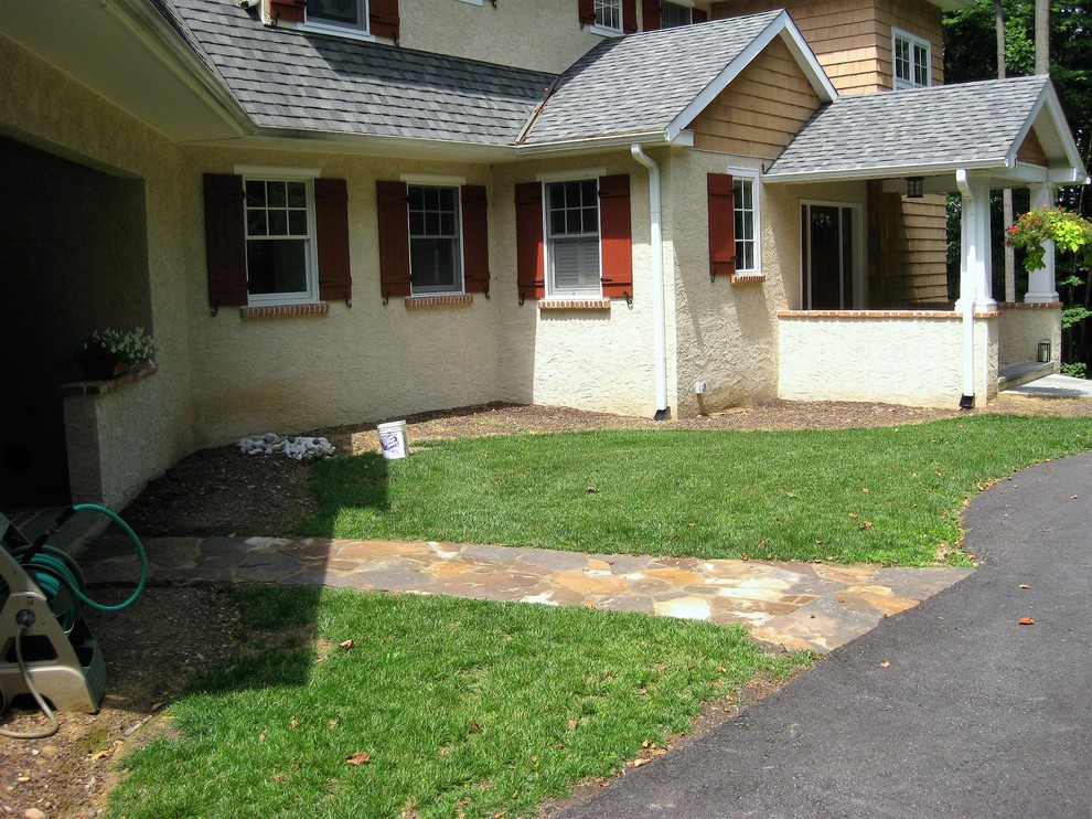 Imagen de acceso privado pequeño en patio delantero con brasero, exposición parcial al sol y adoquines de piedra natural