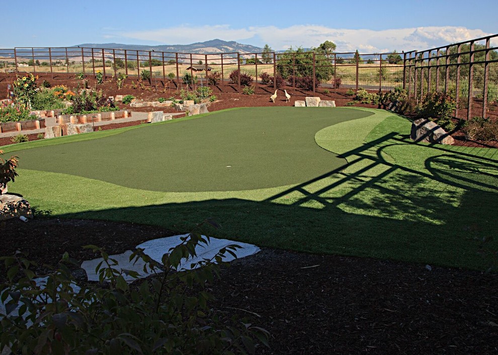 Immagine di un campo sportivo esterno contemporaneo esposto in pieno sole in cortile