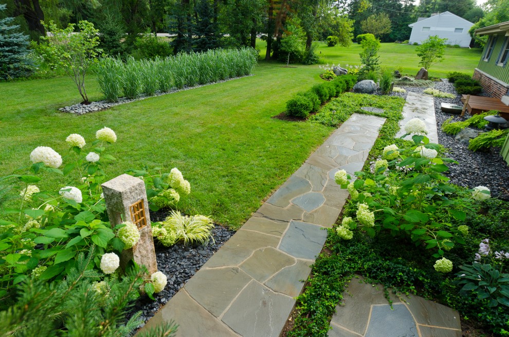 Idee per un giardino minimal di medie dimensioni e davanti casa con un ingresso o sentiero e pavimentazioni in pietra naturale