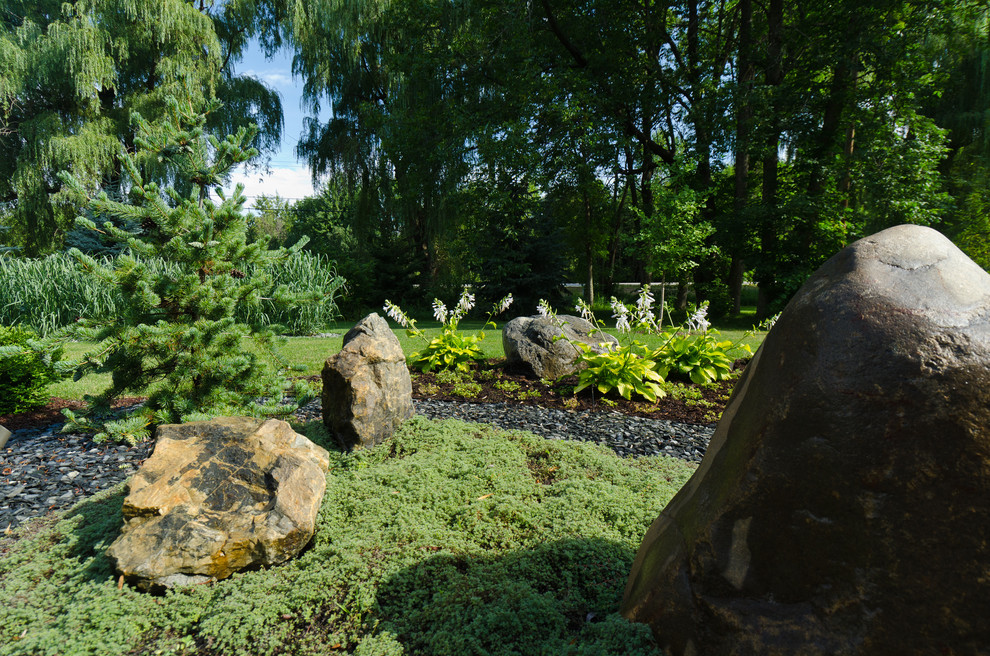 На фото: участок и сад среднего размера на переднем дворе в восточном стиле с покрытием из гравия