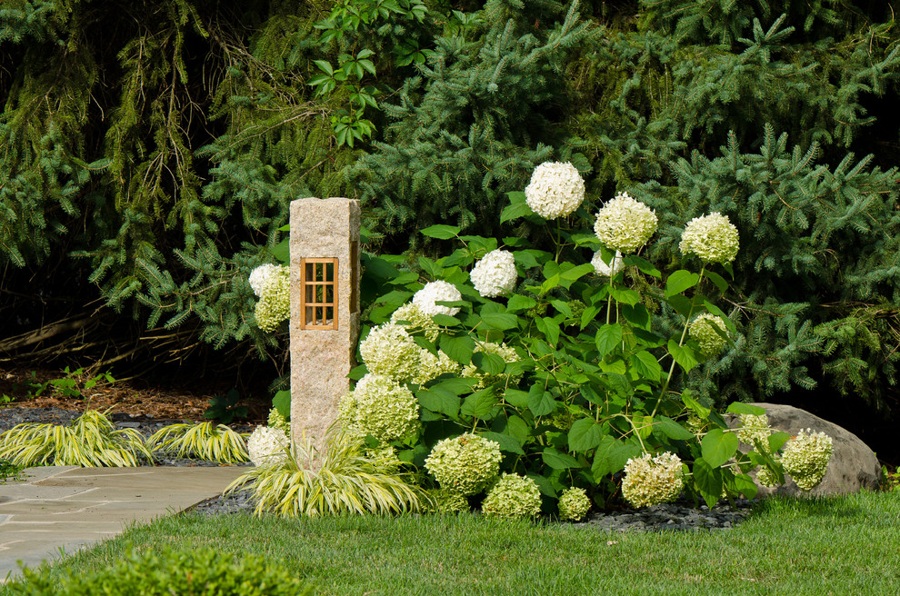 Foto de jardín asiático de tamaño medio en patio delantero con adoquines de piedra natural