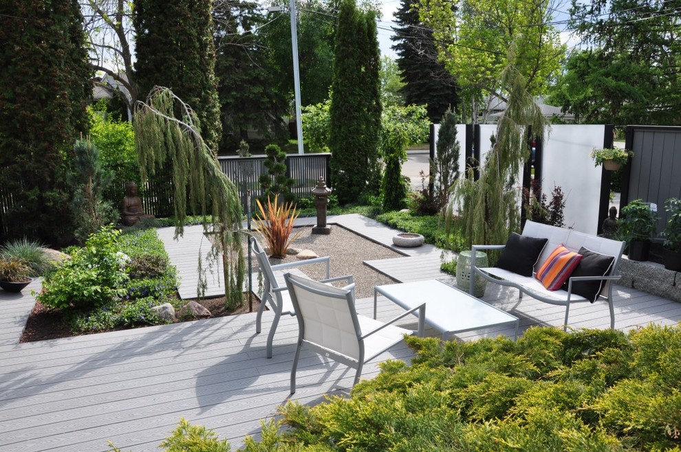 Diseño de jardín asiático de tamaño medio en patio trasero con gravilla y jardín francés